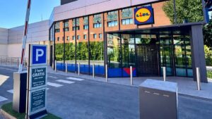 Entrance to Lidl’s García Noblejas supermarket in Madrid, with a parking sign and raised barrier.